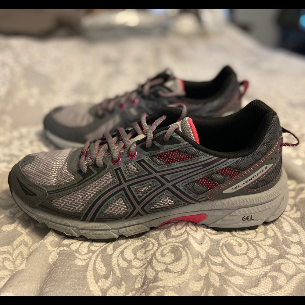 Like new condition ASICS Gel-Venture 6 size 10